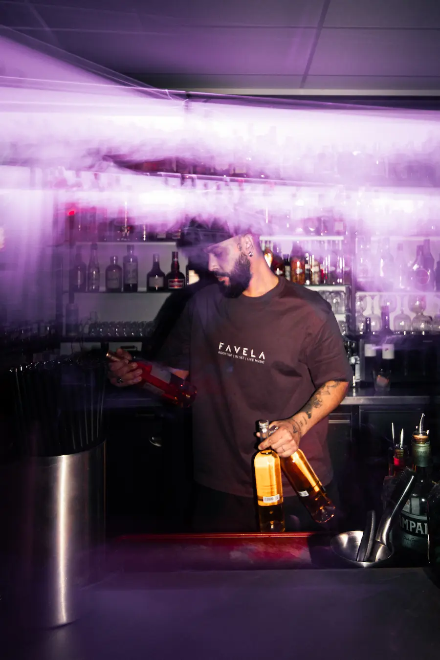 Barman du rooftop Favela en service
